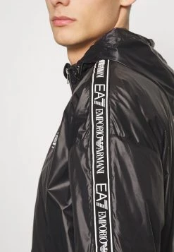 EA7 Emporio Armani JACKET Veste Légère Black Homme -EA7 Emporio Armani Soldes Magasin 05288c4ce7a94fc3b322f0bb4fd73acf