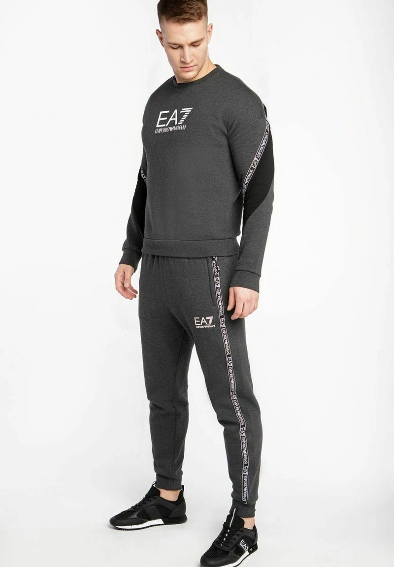 EA7 Emporio Armani Homme SPODNIE Pantalon De Survêtement Grey 2 EA7 Emporio Armani Homme SPODNIE Pantalon De Survêtement Grey – Image 2