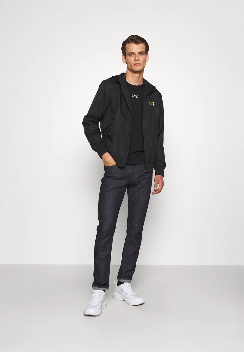 EA7 Emporio Armani Homme Veste Légère Black 2 EA7 Emporio Armani Homme Veste Légère Black – Image 2