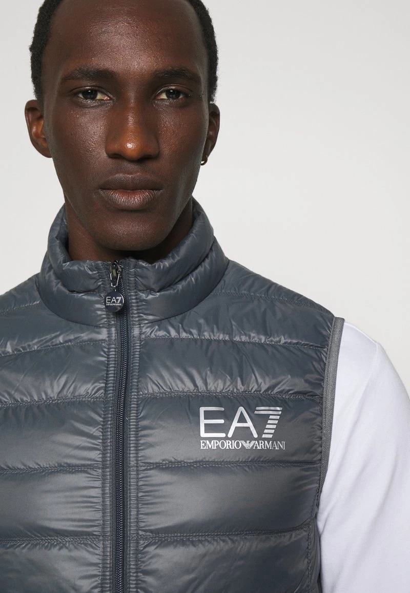 EA7 Emporio Armani Veste Sans Manches Dark Grey Homme 4 EA7 Emporio Armani Veste Sans Manches Dark Grey Homme – Image 4