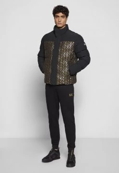 EA7 Emporio Armani Homme JACKET ALLOVER LOGO Veste D'hiver Black/gold 11 EA7 Emporio Armani Homme JACKET ALLOVER LOGO Veste D'hiver Black/gold -EA7 Emporio Armani Soldes Magasin 17250b0660ef4206973b711bc2100e4c