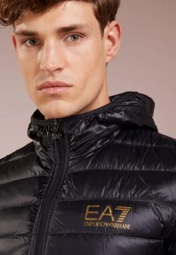 EA7 Emporio Armani Doudoune Black Homme -EA7 Emporio Armani Soldes Magasin 1b9311b4f23648dcb47333f6f624c7a3