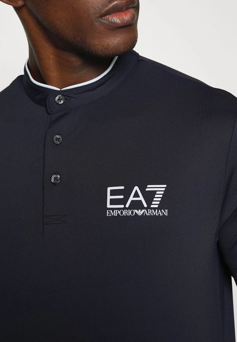 EA7 Emporio Armani Homme TENNIS PRO SERAFINO T Shirt Imprimé Blu Navy 8 EA7 Emporio Armani Homme TENNIS PRO SERAFINO T Shirt Imprimé Blu Navy – Image 8