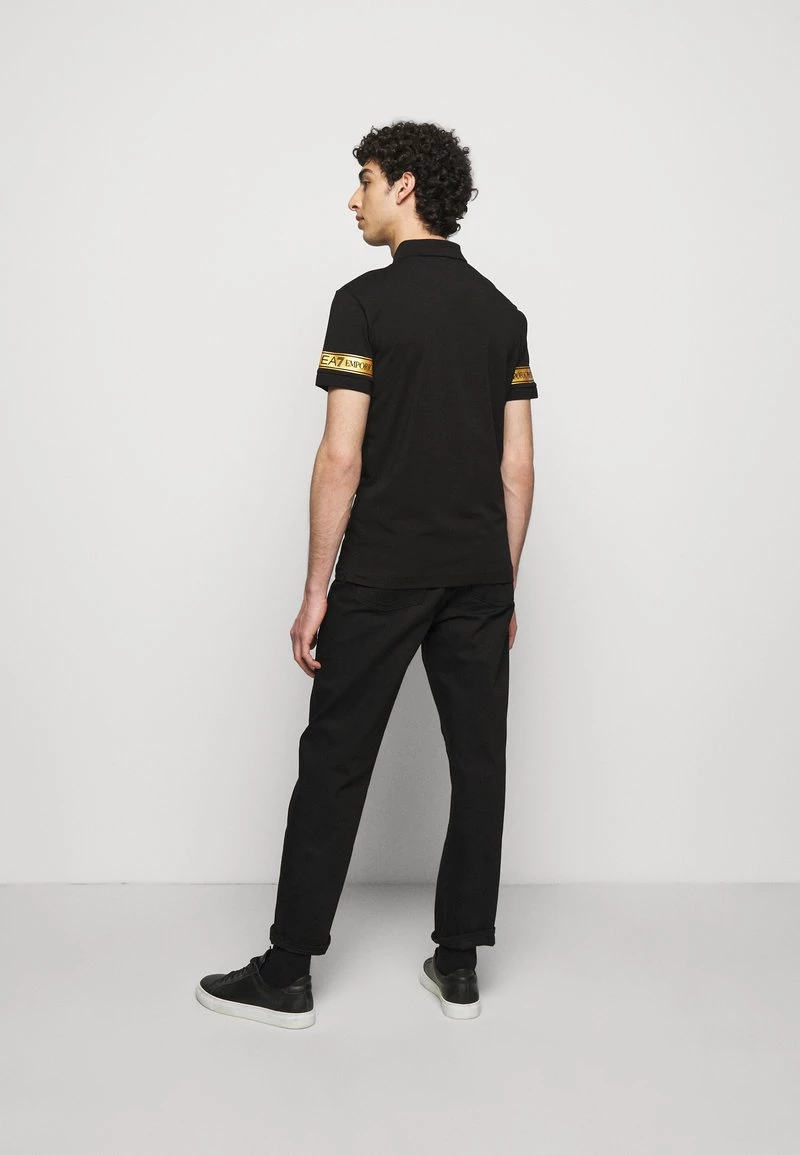 EA7 Emporio Armani Polo Black Gold Homme 3 EA7 Emporio Armani Polo Black Gold Homme – Image 3