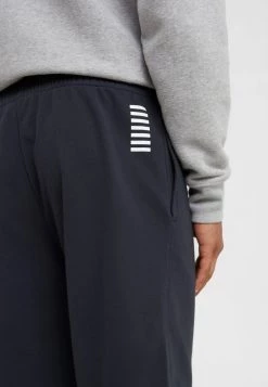 EA7 Emporio Armani Homme BERMUDA Pantalon De Survêtement Navy 9 EA7 Emporio Armani Homme BERMUDA Pantalon De Survêtement Navy -EA7 Emporio Armani Soldes Magasin 2bc8f011edb54a0bbfcdc2683bbc5b26