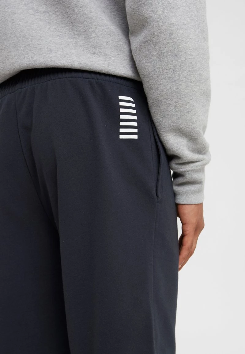 EA7 Emporio Armani Homme BERMUDA Pantalon De Survêtement Navy 4 EA7 Emporio Armani Homme BERMUDA Pantalon De Survêtement Navy – Image 4