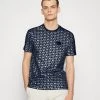 EA7 Emporio Armani TEE ALLOVER LOGO T Shirt Imprimé Dark Blue Homme
