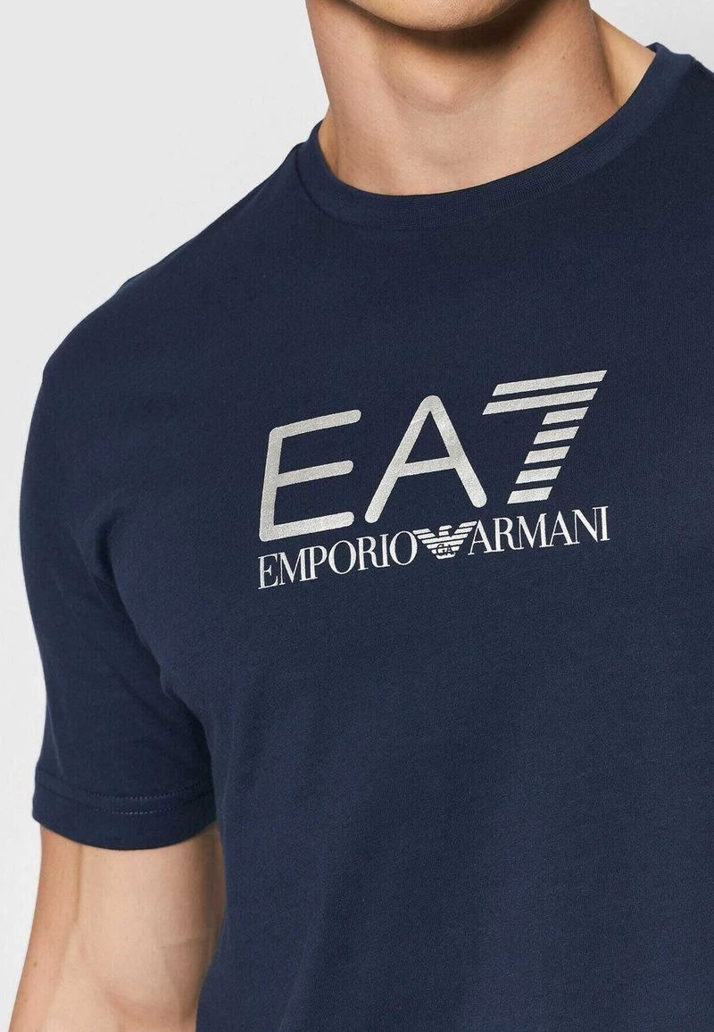 EA7 Emporio Armani LOGO LUCIDO T Shirt Imprimé Blue Homme 3 EA7 Emporio Armani LOGO LUCIDO T Shirt Imprimé Blue Homme â Image 3