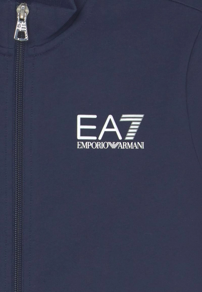 EA7 Emporio Armani Enfant TRAIN CORE BOY SET Survêtement Dark Blue 4 EA7 Emporio Armani Enfant TRAIN CORE BOY SET Survêtement Dark Blue – Image 4