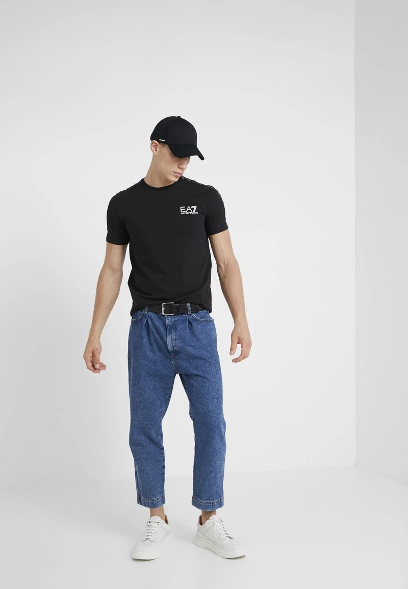 EA7 Emporio Armani SIDE TAPE T Shirt Imprimé Black Homme 2 EA7 Emporio Armani SIDE TAPE T Shirt Imprimé Black Homme – Image 2