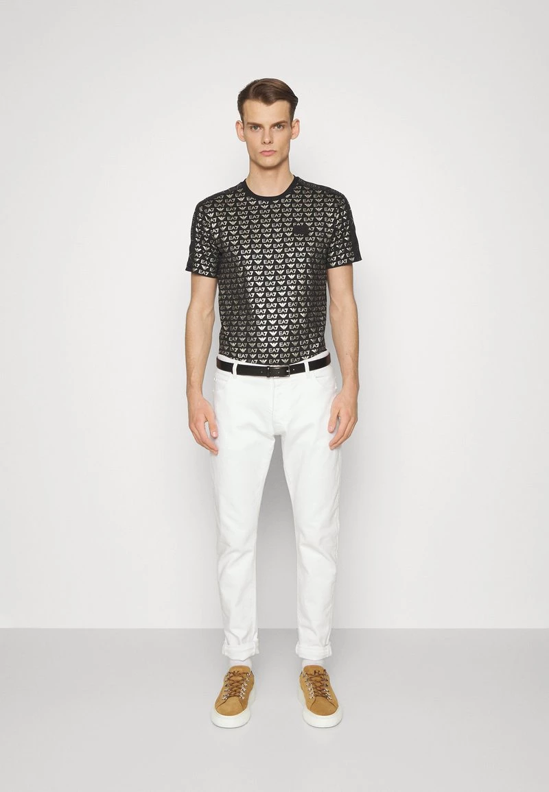 EA7 Emporio Armani TEE ALLOVER LOGO T Shirt Imprimé Black Homme 2 EA7 Emporio Armani TEE ALLOVER LOGO T Shirt Imprimé Black Homme – Image 2