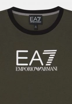 EA7 Emporio Armani Enfant T Shirt à Manches Longues Forest Night -EA7 Emporio Armani Soldes Magasin 3e4e75a68d2147f19ae3d07f7a53088c