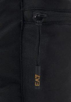 EA7 Emporio Armani UNISEX Sac à Dos Black/gold 8 EA7 Emporio Armani UNISEX Sac à Dos Black/gold -EA7 Emporio Armani Soldes Magasin 42c270af017a43c8a0b36a634a156b28
