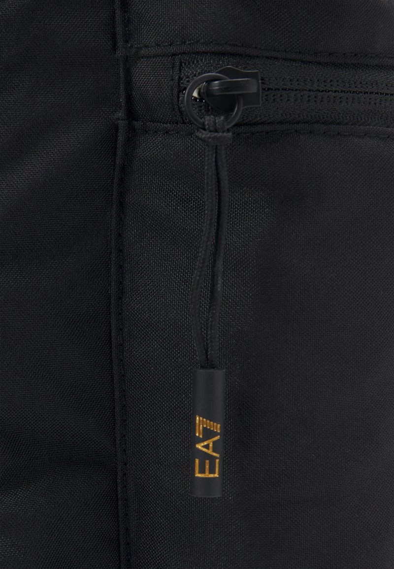 EA7 Emporio Armani UNISEX Sac à Dos Black/gold 4 EA7 Emporio Armani UNISEX Sac à Dos Black/gold – Image 4