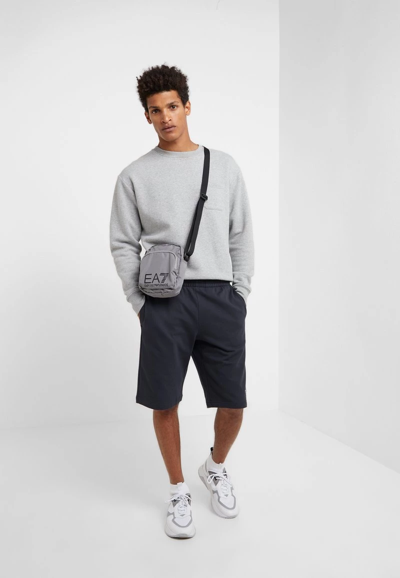 EA7 Emporio Armani Homme BERMUDA Pantalon De Survêtement Navy 2 EA7 Emporio Armani Homme BERMUDA Pantalon De Survêtement Navy – Image 2