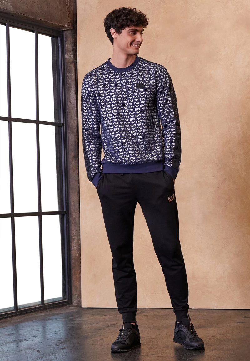 EA7 Emporio Armani COFT ALLOVER LOGO T Shirt à Manches Longues Navy/silver Homme 1 EA7 Emporio Armani COFT ALLOVER LOGO T Shirt à Manches Longues Navy/silver Homme