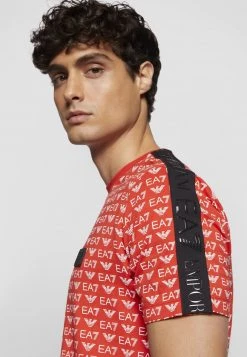EA7 Emporio Armani TEE ALLOVER LOGO T Shirt Imprimé Red/white Homme -EA7 Emporio Armani Soldes Magasin 4681e1cc58174b5c85f3d13cdef8e086