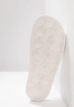 EA7 Emporio Armani Mules White Unisex 10 EA7 Emporio Armani Mules White Unisex -EA7 Emporio Armani Soldes Magasin 489e5ab6617c42d98d86a53476aabffc