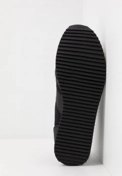 EA7 Emporio Armani Baskets Basses Black/white Homme 10 EA7 Emporio Armani Baskets Basses Black/white Homme -EA7 Emporio Armani Soldes Magasin 48e86142b1474453ac8c7ae8d0d81d64