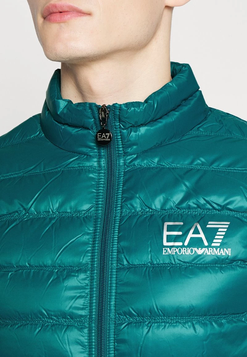EA7 Emporio Armani DOWN WAIST COAT Veste Sans Manches Green Homme 6 EA7 Emporio Armani DOWN WAIST COAT Veste Sans Manches Green Homme – Image 6