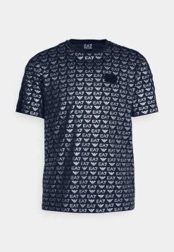 EA7 Emporio Armani TEE ALLOVER LOGO T Shirt Imprimé Dark Blue Homme 10 EA7 Emporio Armani TEE ALLOVER LOGO T Shirt Imprimé Dark Blue Homme -EA7 Emporio Armani Soldes Magasin 4ade1fb582fc4fa997f13840b37fc19c