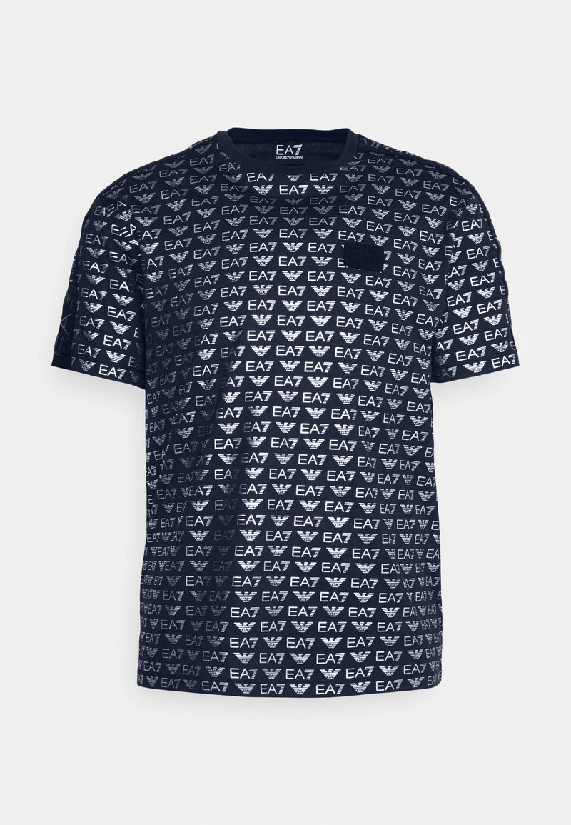 EA7 Emporio Armani TEE ALLOVER LOGO T Shirt Imprimé Dark Blue Homme 5 EA7 Emporio Armani TEE ALLOVER LOGO T Shirt Imprimé Dark Blue Homme – Image 5