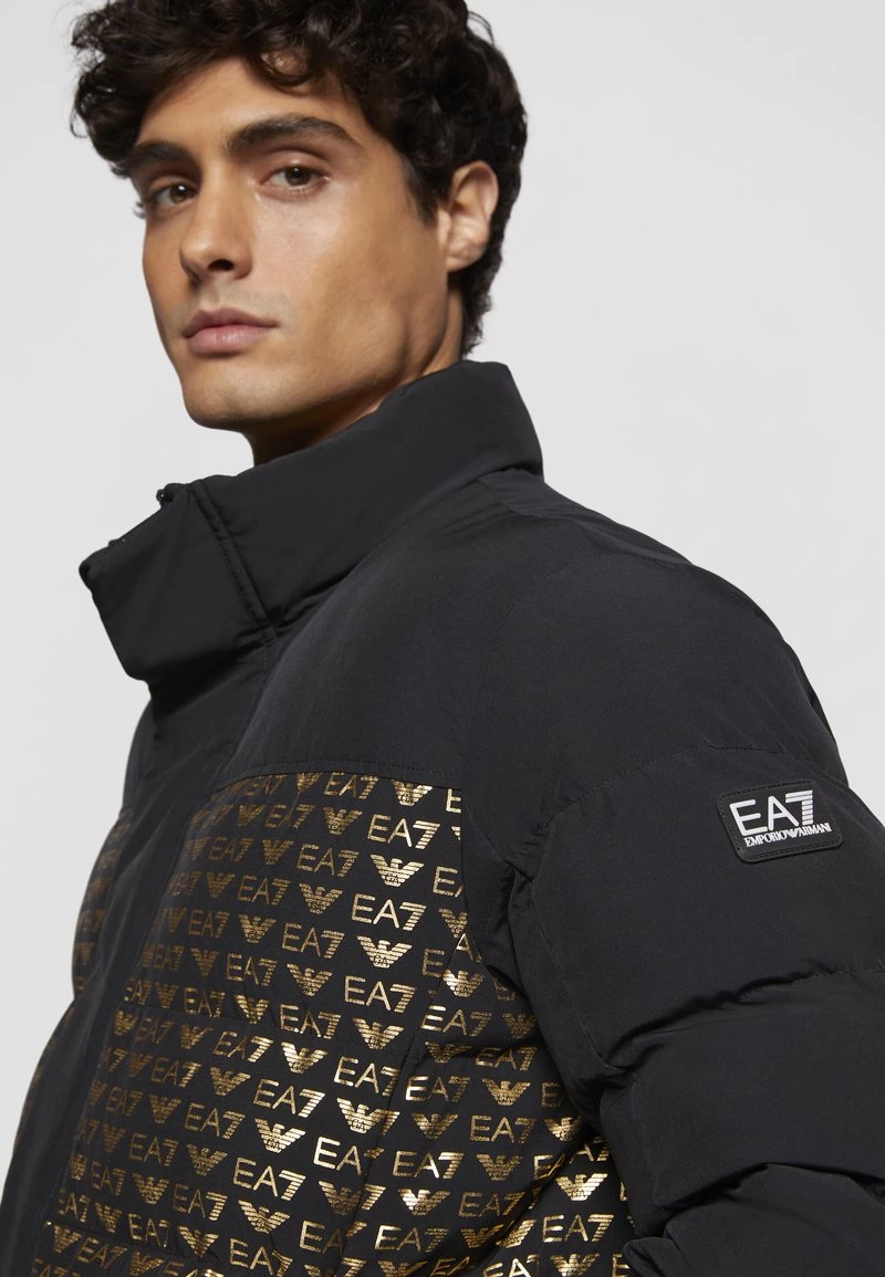 EA7 Emporio Armani Homme JACKET ALLOVER LOGO Veste D'hiver Black/gold 7 EA7 Emporio Armani Homme JACKET ALLOVER LOGO Veste D'hiver Black/gold – Image 7