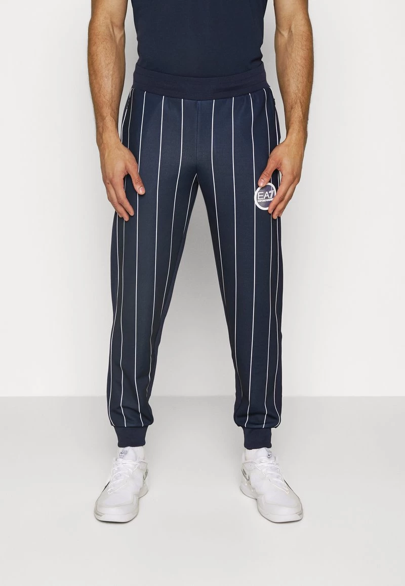 EA7 Emporio Armani TENNIS CLUB PANTS Pantalon De Survêtement Riga Homme 1 EA7 Emporio Armani TENNIS CLUB PANTS Pantalon De Survêtement Riga Homme