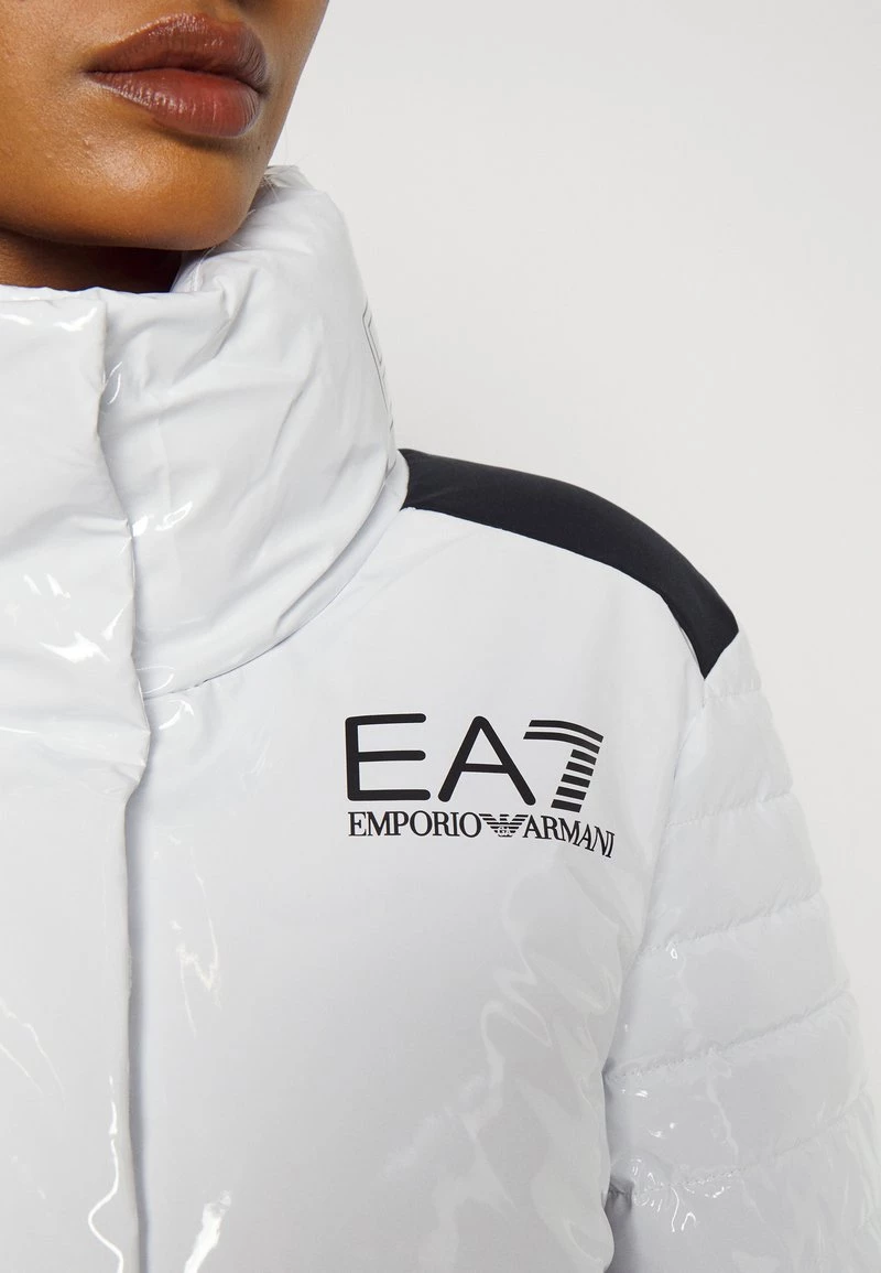 EA7 Emporio Armani Femme Veste D'hiver White 6 EA7 Emporio Armani Femme Veste D'hiver White – Image 6