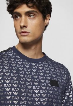 EA7 Emporio Armani COFT ALLOVER LOGO T Shirt à Manches Longues Navy/silver Homme 12 EA7 Emporio Armani COFT ALLOVER LOGO T Shirt à Manches Longues Navy/silver Homme -EA7 Emporio Armani Soldes Magasin 543230deada54260bba9f27f80b18e8a