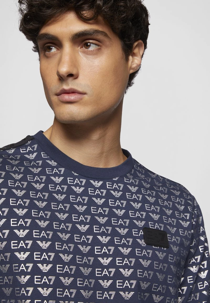 EA7 Emporio Armani COFT ALLOVER LOGO T Shirt à Manches Longues Navy/silver Homme 6 EA7 Emporio Armani COFT ALLOVER LOGO T Shirt à Manches Longues Navy/silver Homme – Image 6