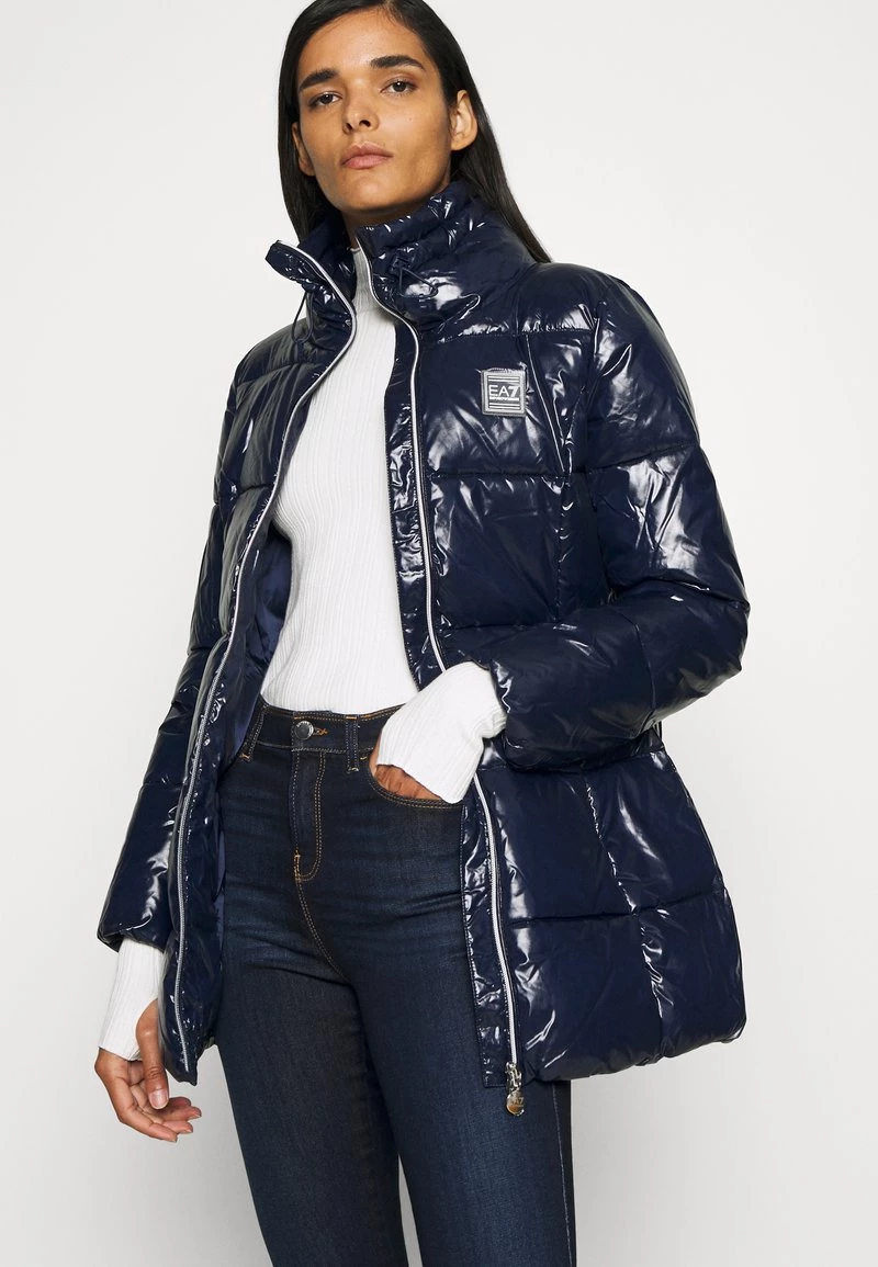 EA7 Emporio Armani Femme Veste D'hiver Blue Navy 4 EA7 Emporio Armani Femme Veste D'hiver Blue Navy – Image 4