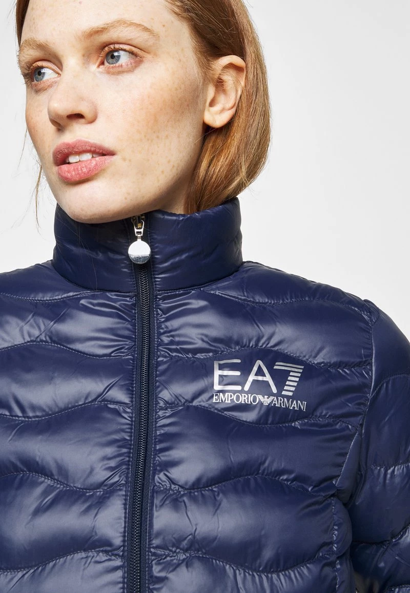 EA7 Emporio Armani JACKET Veste Mi Saison Dark Blue Femme 6 EA7 Emporio Armani JACKET Veste Mi Saison Dark Blue Femme – Image 6