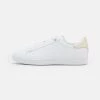 EA7 Emporio Armani UNISEX Baskets Basses White/gold