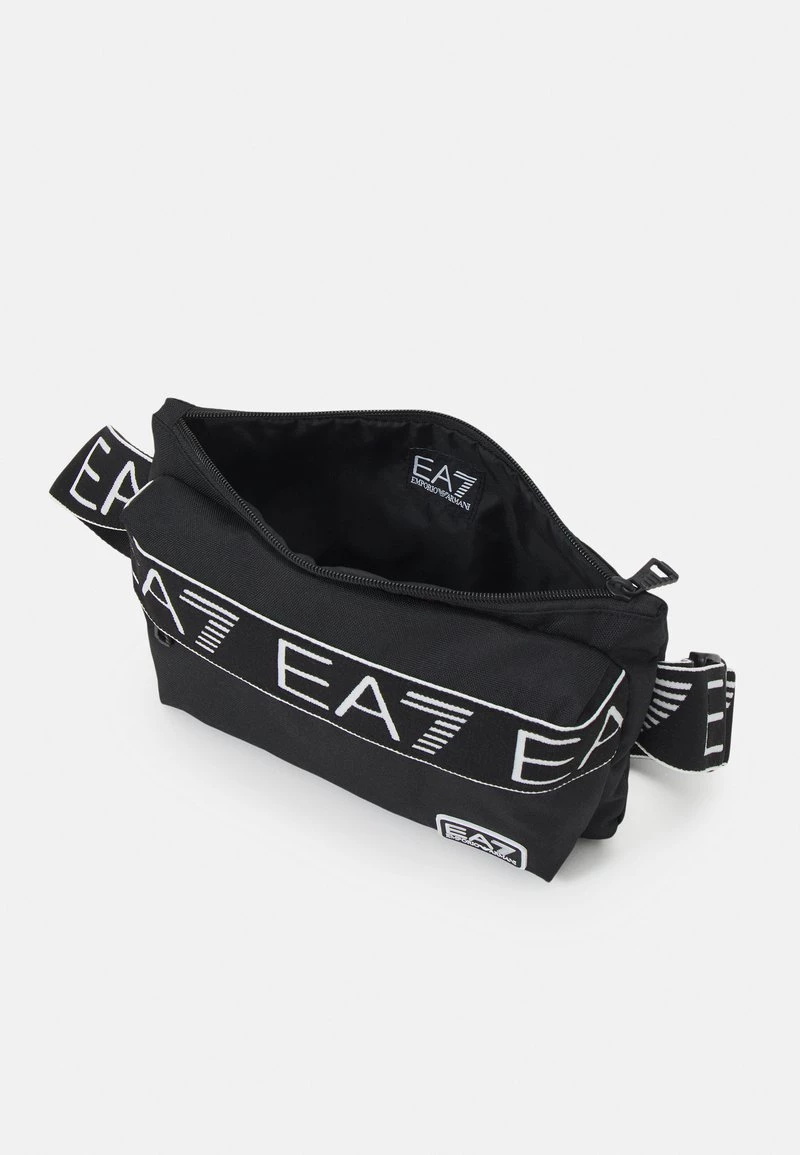 EA7 Emporio Armani TRAIN LOGO SERIES M CLUTCH UNISEX Sac Banane Nero/black 3 EA7 Emporio Armani TRAIN LOGO SERIES M CLUTCH UNISEX Sac Banane Nero/black – Image 3