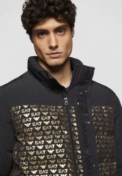 EA7 Emporio Armani Homme JACKET ALLOVER LOGO Veste D'hiver Black/gold 12 EA7 Emporio Armani Homme JACKET ALLOVER LOGO Veste D'hiver Black/gold -EA7 Emporio Armani Soldes Magasin 62213be35ff741a898a88b7b1109ed61