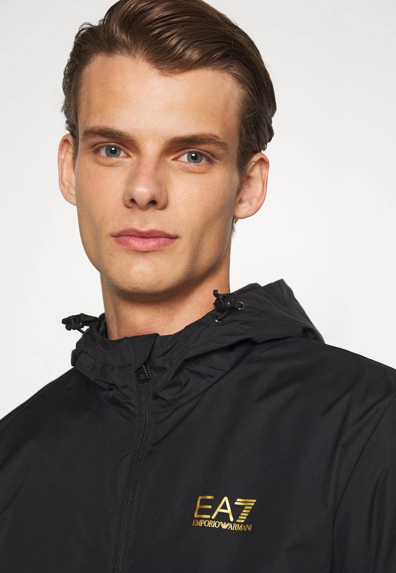 EA7 Emporio Armani Homme Veste Légère Black 4 EA7 Emporio Armani Homme Veste Légère Black – Image 4
