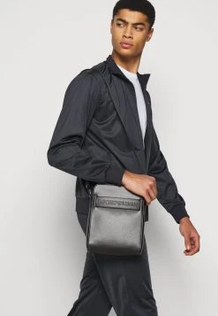 EA7 Emporio Armani Homme TRACKSUIT Survêtement Dark Blue -EA7 Emporio Armani Soldes Magasin 6b3400fa569746a18e99a8f8e47fda38