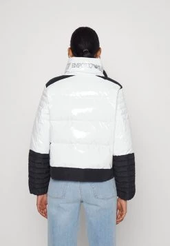 EA7 Emporio Armani Femme Veste D'hiver White 8 EA7 Emporio Armani Femme Veste D'hiver White -EA7 Emporio Armani Soldes Magasin 794bc253ea30459baa1a2daa5cebee5f