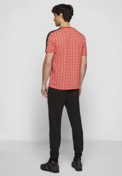 EA7 Emporio Armani TEE ALLOVER LOGO T Shirt Imprimé Red/white Homme -EA7 Emporio Armani Soldes Magasin 7c48f78c83c846dbadd3ccf3b2f70f16