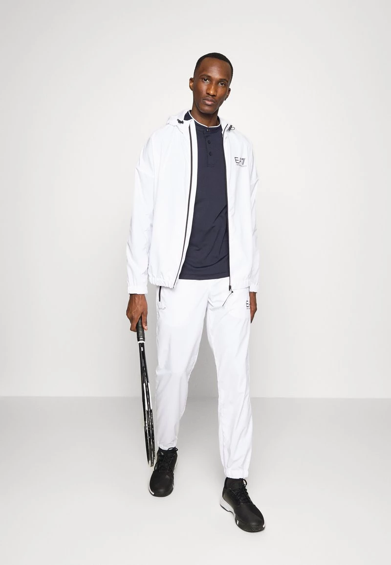 EA7 Emporio Armani Homme TENNIS PRO SERAFINO T Shirt Imprimé Blu Navy 2 EA7 Emporio Armani Homme TENNIS PRO SERAFINO T Shirt Imprimé Blu Navy – Image 2