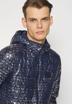 EA7 Emporio Armani JACKET HO ALLOVER LOGO Doudoune Dark Blue Homme -EA7 Emporio Armani Soldes Magasin 836e1aa989ba42c7835a800240f4b96b