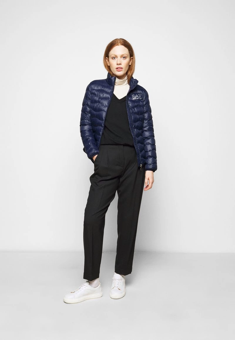EA7 Emporio Armani JACKET Veste Mi Saison Dark Blue Femme 2 EA7 Emporio Armani JACKET Veste Mi Saison Dark Blue Femme – Image 2