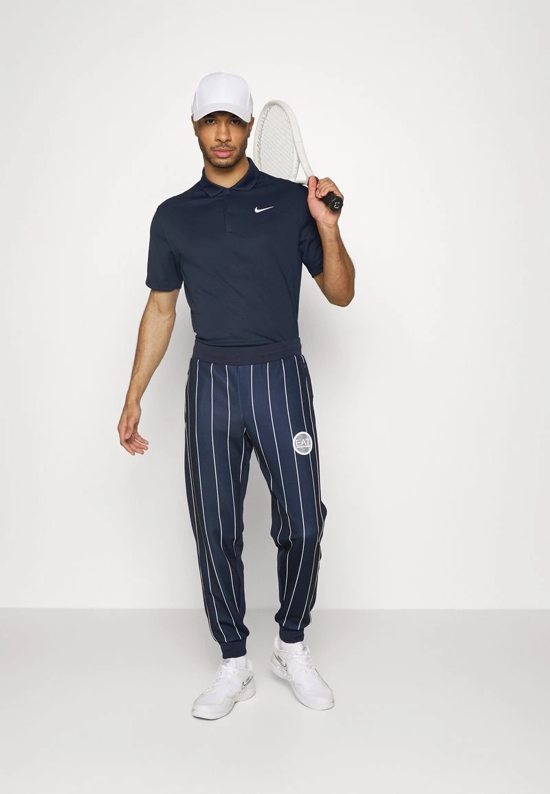 EA7 Emporio Armani TENNIS CLUB PANTS Pantalon De Survêtement Riga Homme 2 EA7 Emporio Armani TENNIS CLUB PANTS Pantalon De Survêtement Riga Homme – Image 2