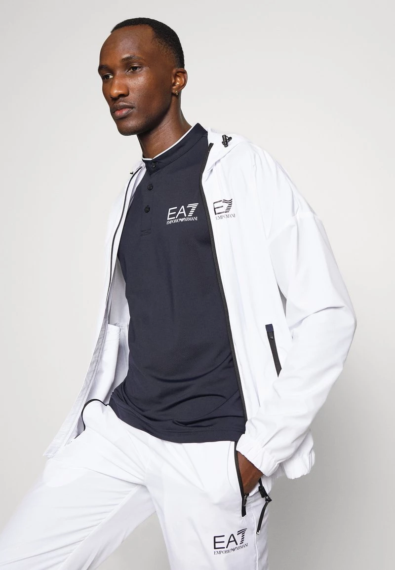 EA7 Emporio Armani Homme TENNIS PRO SERAFINO T Shirt Imprimé Blu Navy 4 EA7 Emporio Armani Homme TENNIS PRO SERAFINO T Shirt Imprimé Blu Navy – Image 4