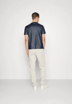 EA7 Emporio Armani TEE ALLOVER LOGO T Shirt Imprimé Dark Blue Homme 8 EA7 Emporio Armani TEE ALLOVER LOGO T Shirt Imprimé Dark Blue Homme -EA7 Emporio Armani Soldes Magasin 8b6fb21fad7e45529d369182397d515c