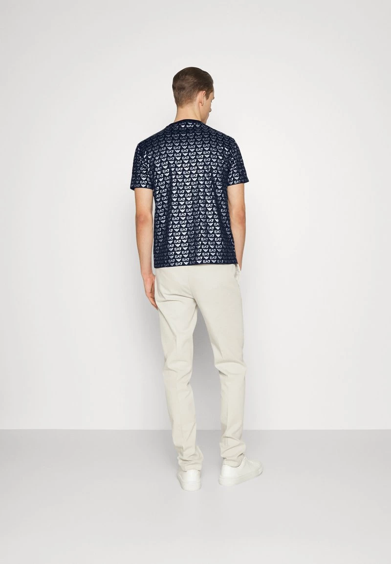 EA7 Emporio Armani TEE ALLOVER LOGO T Shirt Imprimé Dark Blue Homme 3 EA7 Emporio Armani TEE ALLOVER LOGO T Shirt Imprimé Dark Blue Homme – Image 3
