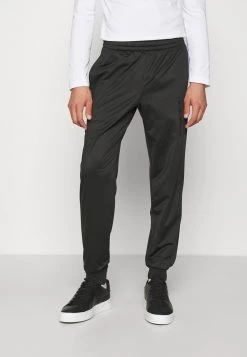 EA7 Emporio Armani SET Survêtement Black/white Homme 10 EA7 Emporio Armani SET Survêtement Black/white Homme -EA7 Emporio Armani Soldes Magasin 90efac145e0e413abd99b1e86ecb926a