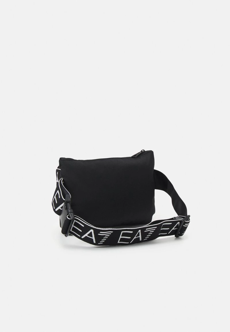 EA7 Emporio Armani TRAIN LOGO SERIES M CLUTCH UNISEX Sac Banane Nero/black 2 EA7 Emporio Armani TRAIN LOGO SERIES M CLUTCH UNISEX Sac Banane Nero/black – Image 2