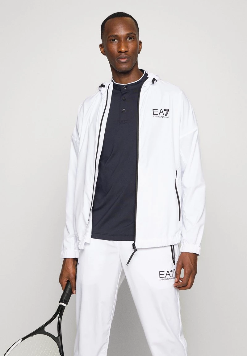 EA7 Emporio Armani Homme TENNIS PRO SERAFINO T Shirt Imprimé Blu Navy 5 EA7 Emporio Armani Homme TENNIS PRO SERAFINO T Shirt Imprimé Blu Navy – Image 5